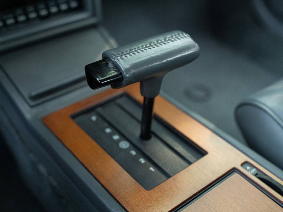 Immagine 38/50 di Cadillac Seville (1988)