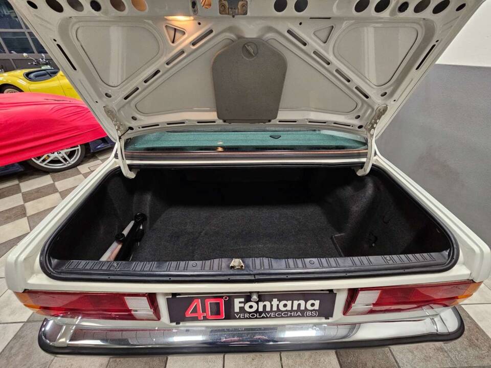 Image 11/12 of BMW 320i (1987)