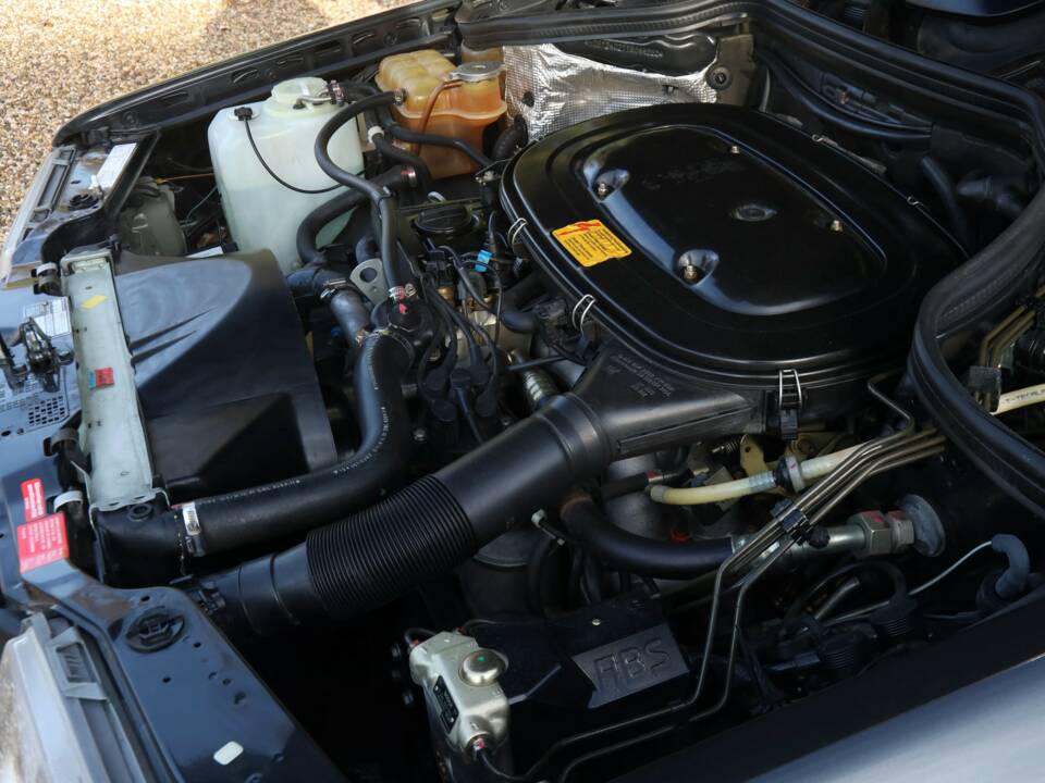 Image 21/50 of Mercedes-Benz 200 E (1992)