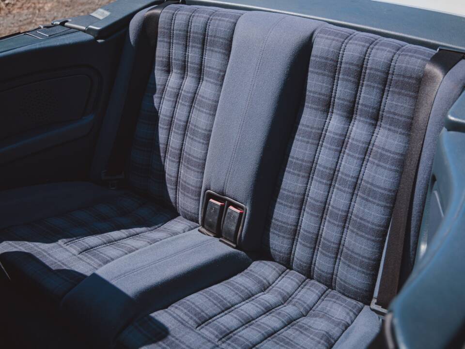 Bild 25/36 von BMW 318i (1991)