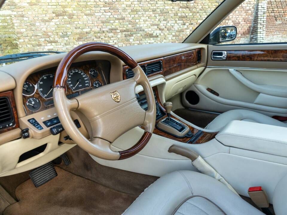 Image 25/50 of Jaguar XJ 6 4.0 Sovereign (1995)