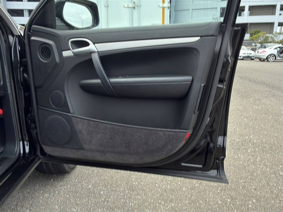 Image 25/50 of Porsche Cayenne Turbo (2007)