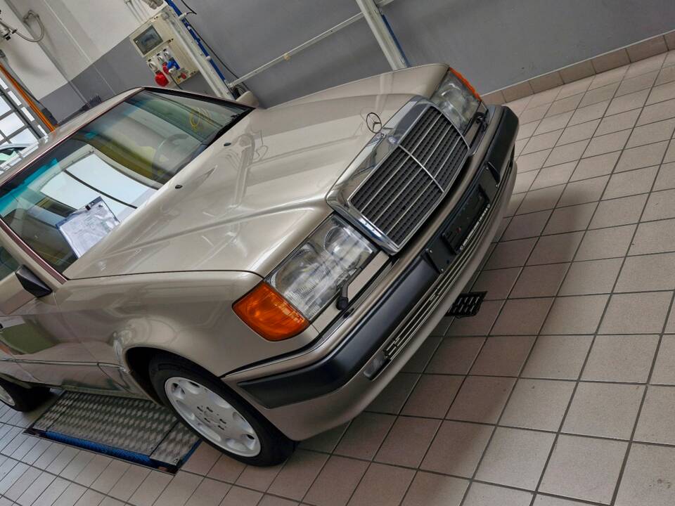 Immagine 8/20 di Mercedes-Benz 500 E (1991)