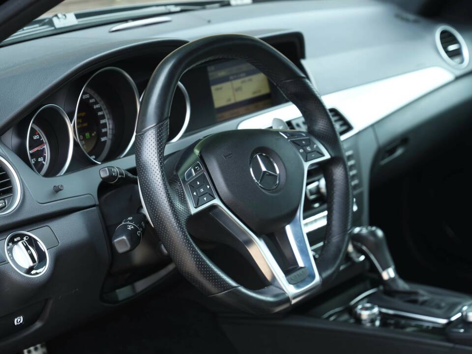 Image 3/50 of Mercedes-Benz C 63 AMG (2012)