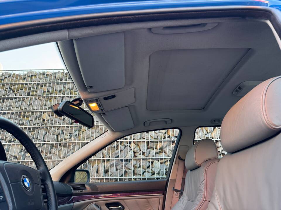 Image 52/100 of BMW 540i Touring (1998)
