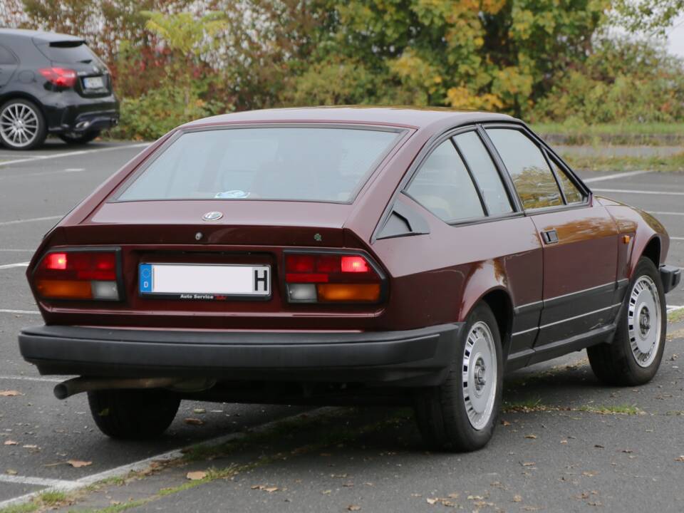 Immagine 2/30 di Alfa Romeo GTV 6 2.5 (1985)