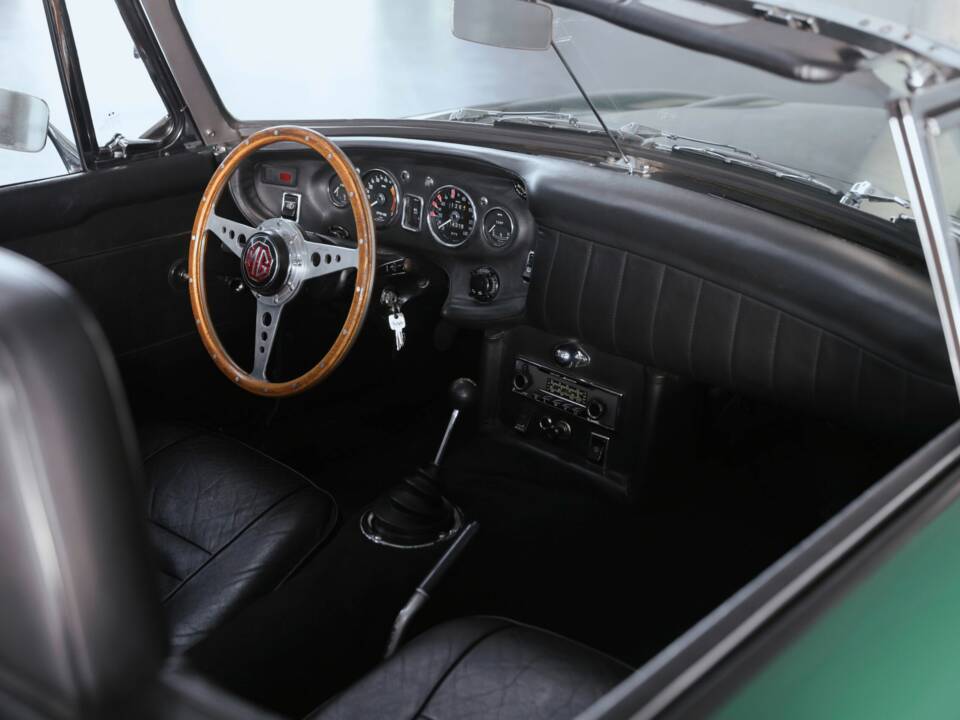 Image 18/41 of MG MGC (1969)