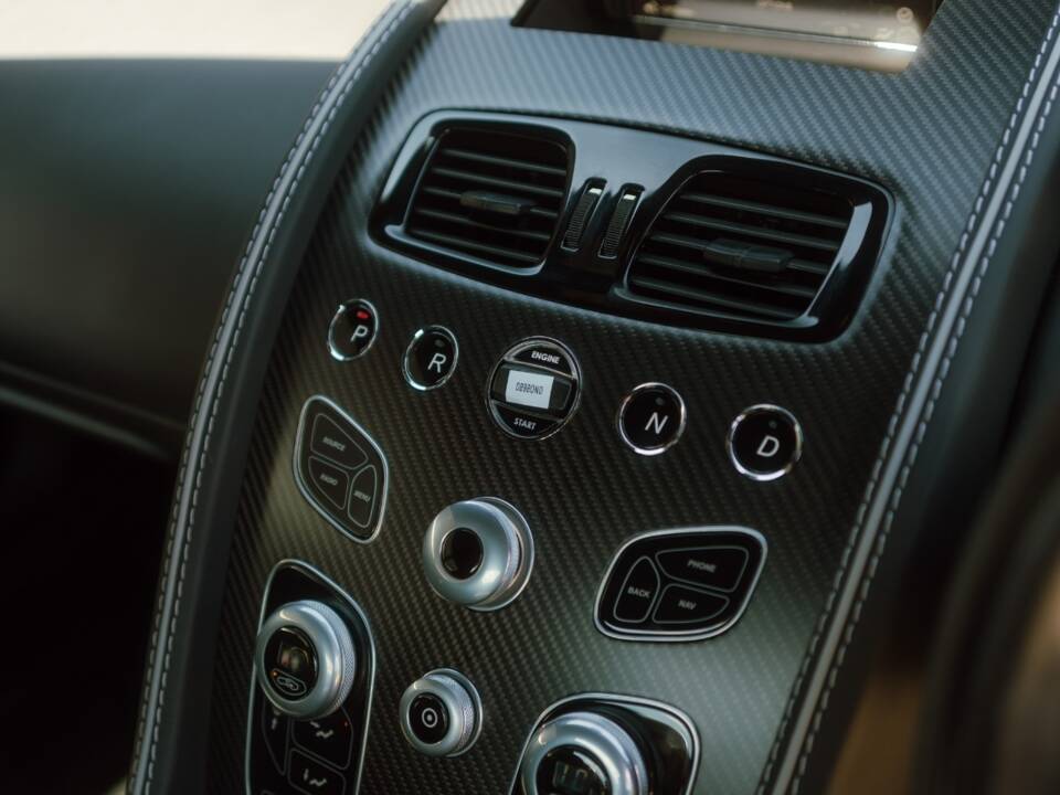 Image 53/96 of Aston Martin DB 9 GT "Bond Edition" (2015)