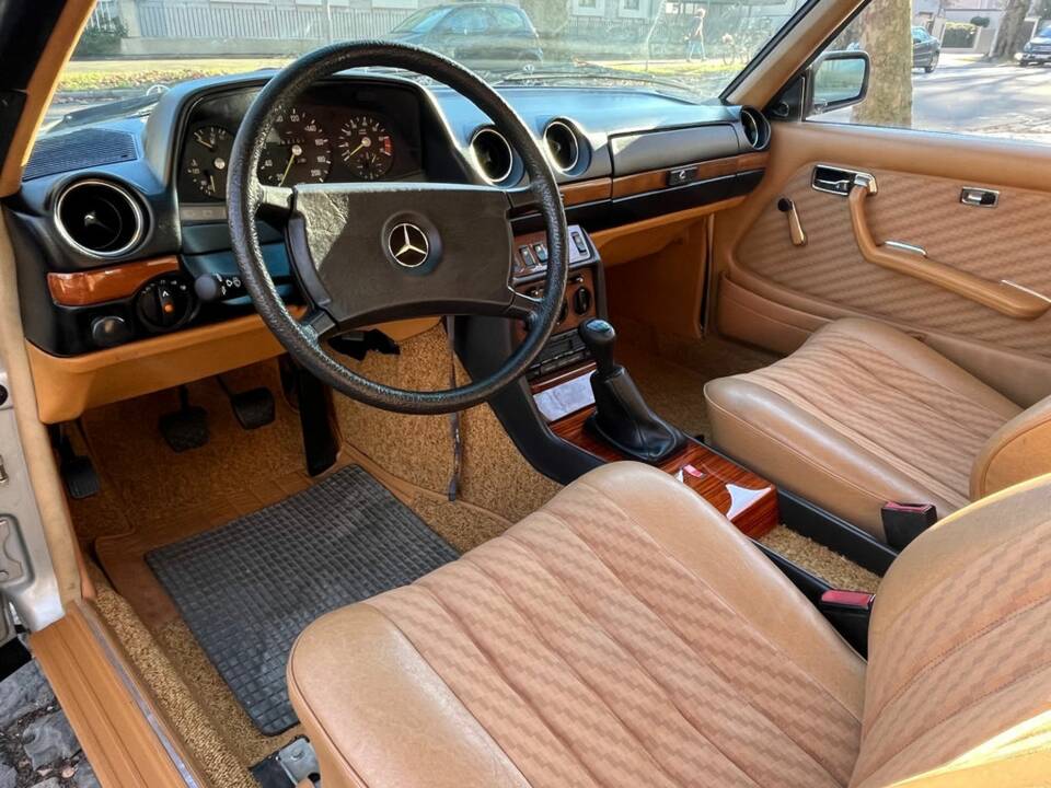 Immagine 2/8 di Mercedes-Benz 230 CE (1982)
