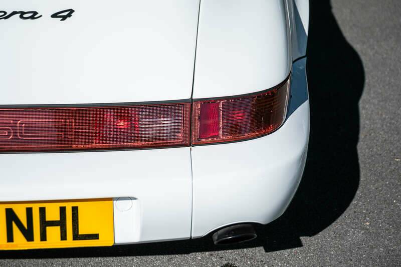 Image 20/38 of Porsche 911 Carrera 4 (1990)