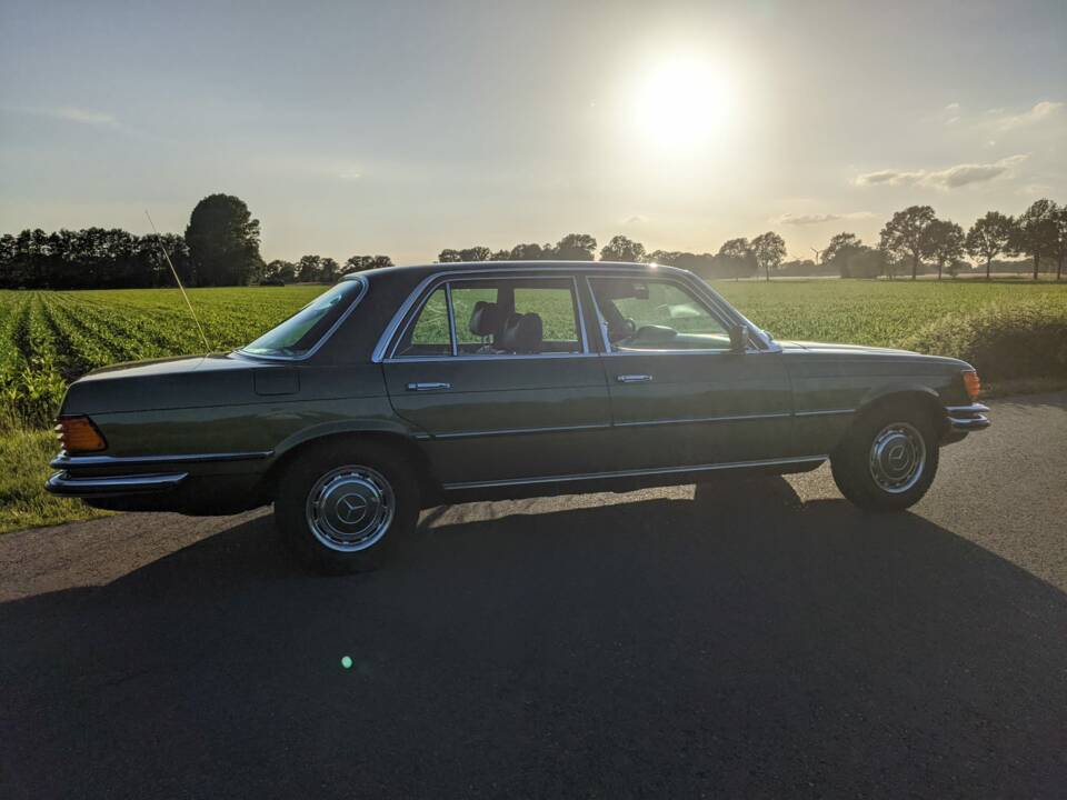 Image 2/4 de Mercedes-Benz 280 SEL (1976)