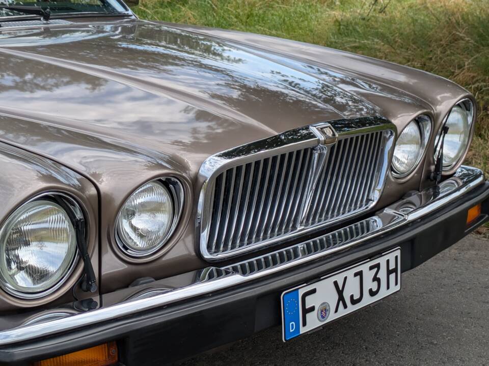Image 3/13 of Jaguar XJ 6 4.2 (1985)