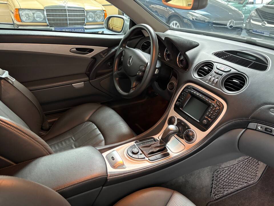 Image 19/29 of Mercedes-Benz SL 55 AMG (2002)