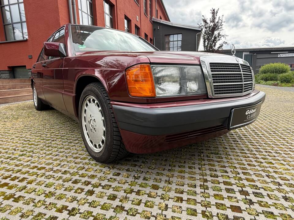 Image 34/40 of Mercedes-Benz 190 E (1982)