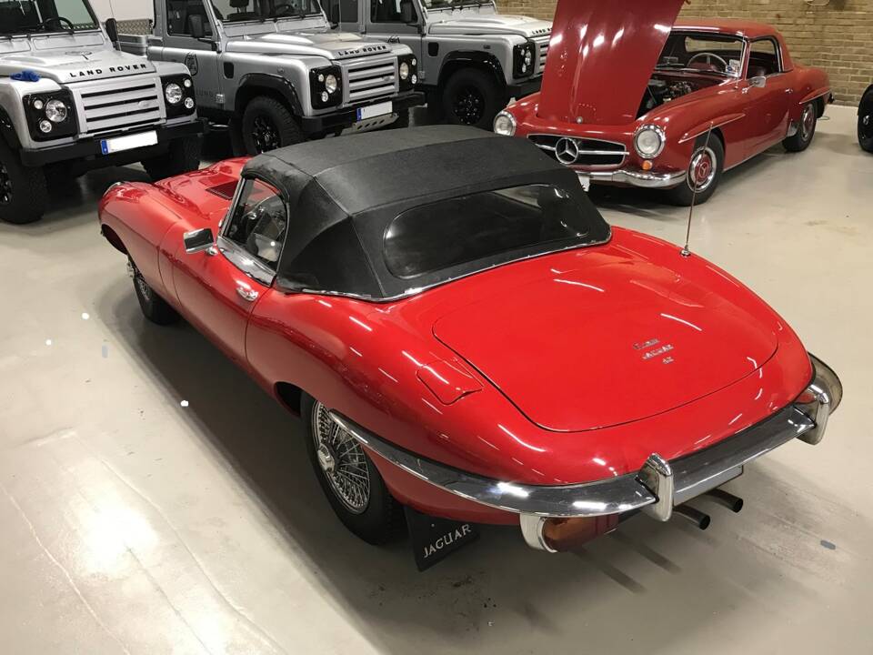 Image 6/32 de Jaguar E-Type (1969)