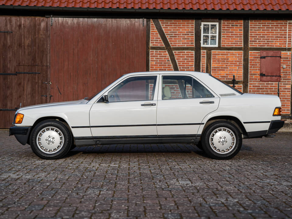 Image 11/42 de Mercedes-Benz 190 E (1984)