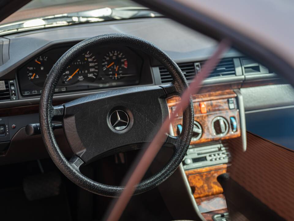 Immagine 24/73 di Mercedes-Benz 300 CE (1991)