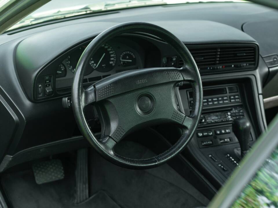 Image 26/50 of BMW 850i (1990)