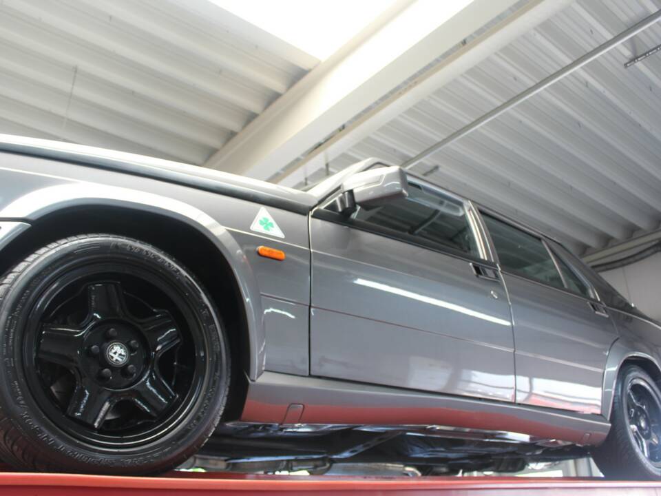 Afbeelding 7/50 van Alfa Romeo 75 3.0 V6 QV (1988)
