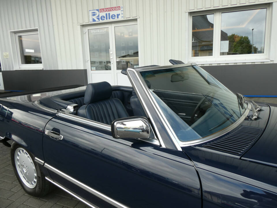 Image 17/26 of Mercedes-Benz 500 SL (1988)