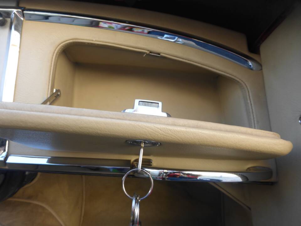 Image 105/174 of Jaguar XK 150 3.4 S OTS (1958)