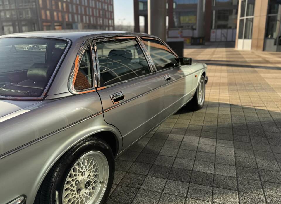 Image 13/29 de Daimler Double Six (1993)