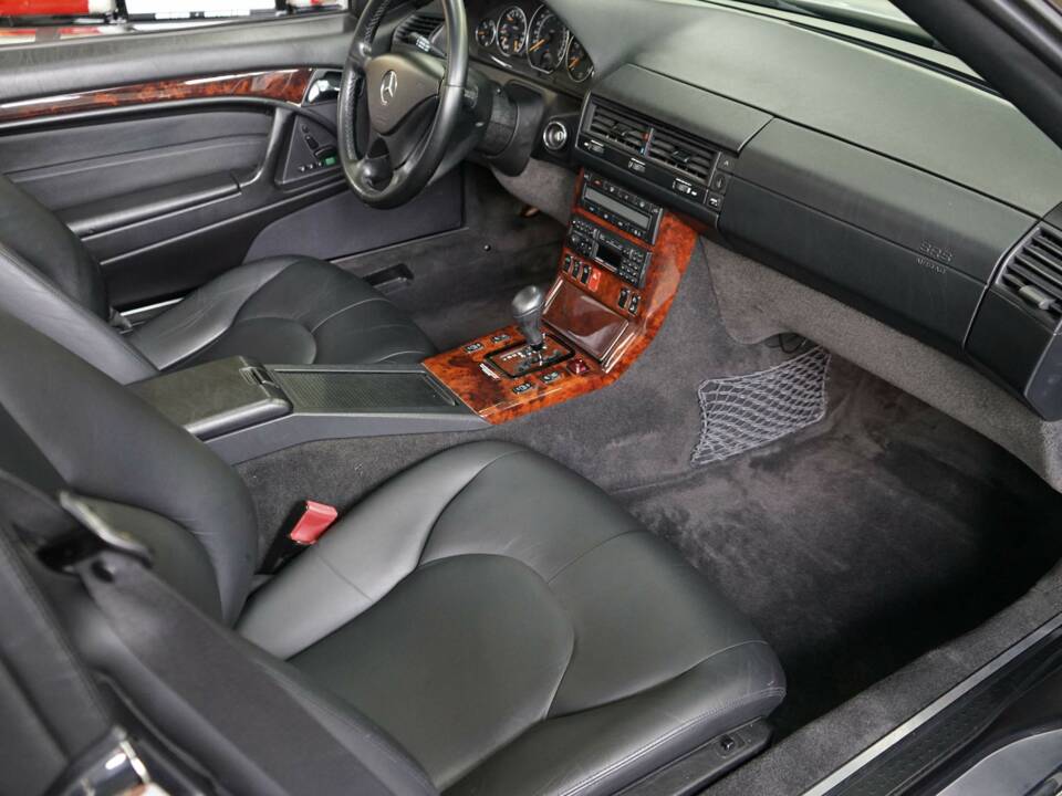 Image 18/33 of Mercedes-Benz SL 500 (2001)