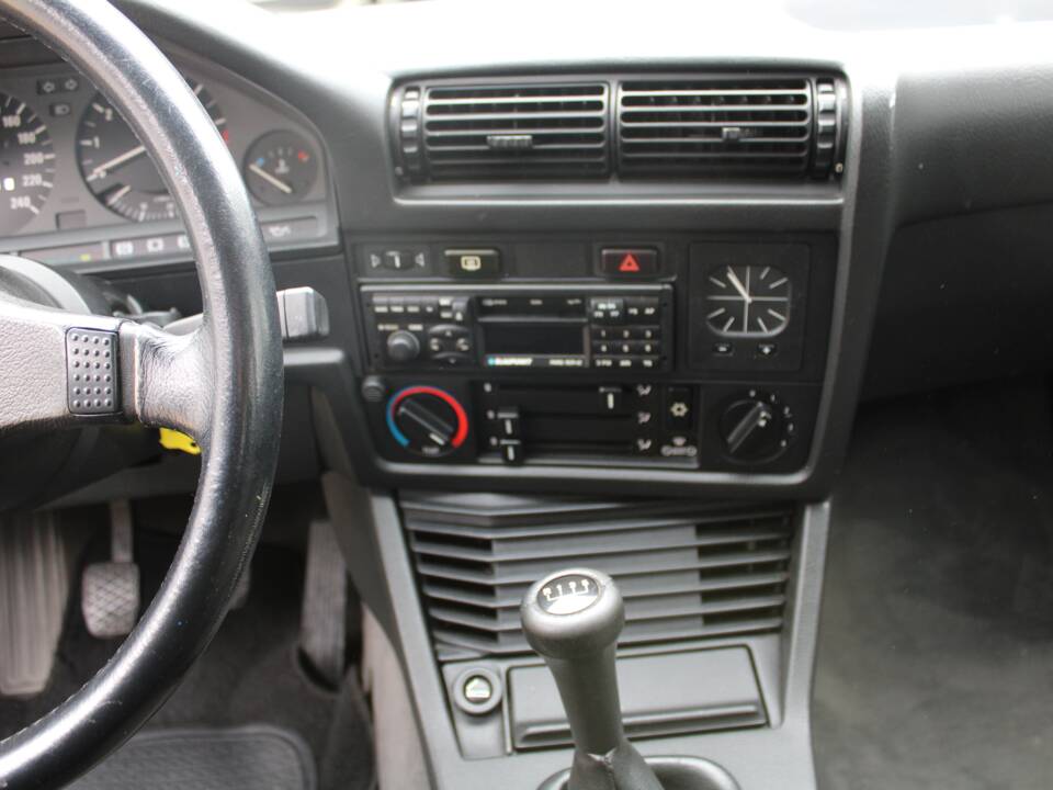 Image 19/32 de BMW 325ix (1990)