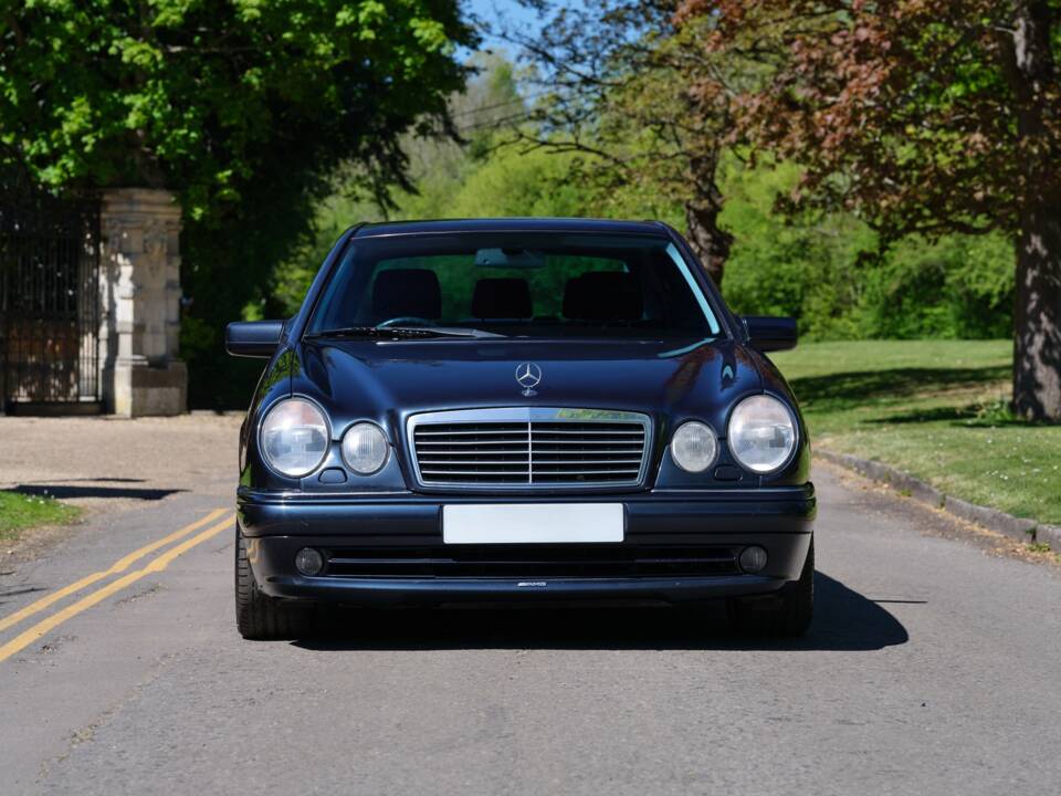 Immagine 11/50 di Mercedes-Benz E 55 AMG (1999)