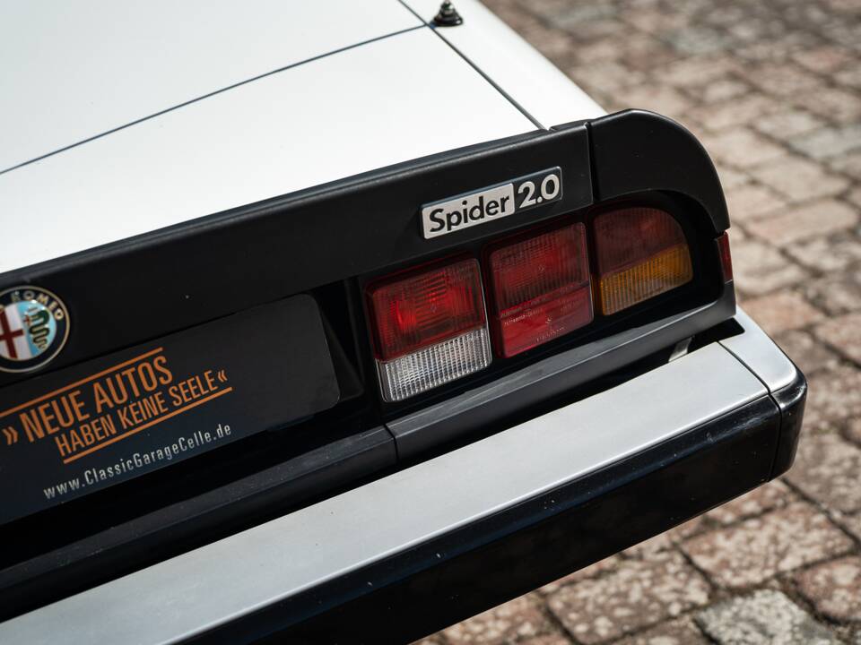 Image 19/40 of Alfa Romeo 2.0 Spider (1987)