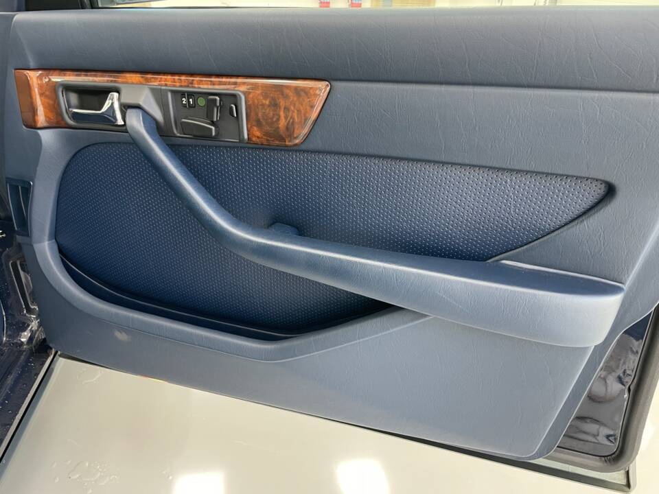 Image 18/40 de Mercedes-Benz 560 SEL (1987)