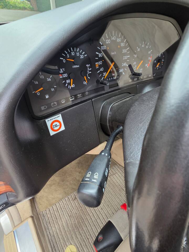 Image 62/103 de Mercedes-Benz 300 SE (1991)