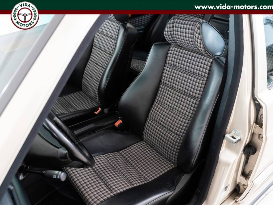 Bild 8/15 von Mercedes-Benz 190 E 2.3-16V (1988)