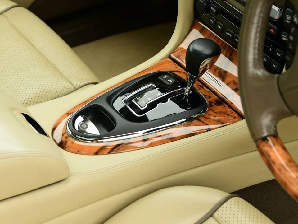 Image 20/50 of Jaguar XJ 8 4.2 (2008)