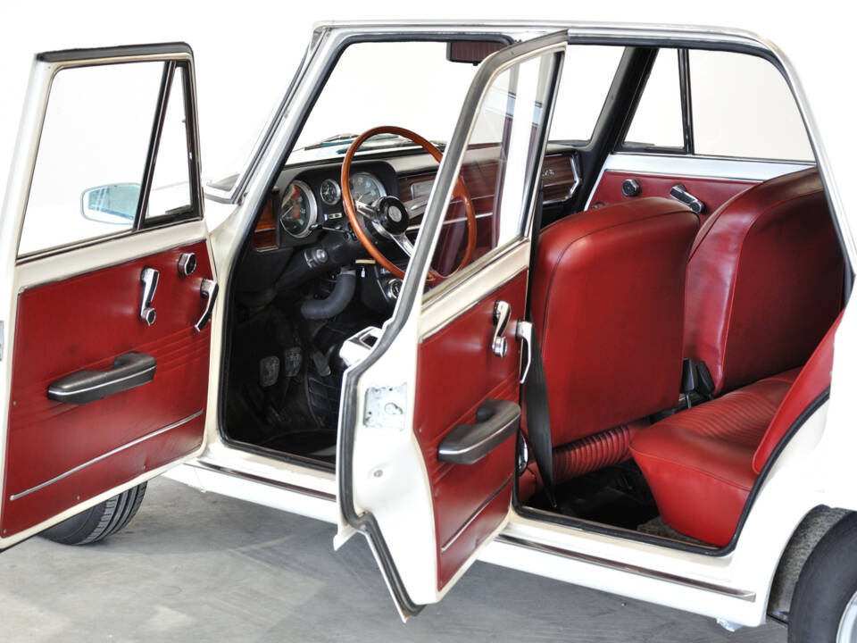 Image 17/63 of Alfa Romeo Giulia 1600 Super Biscione (1969)