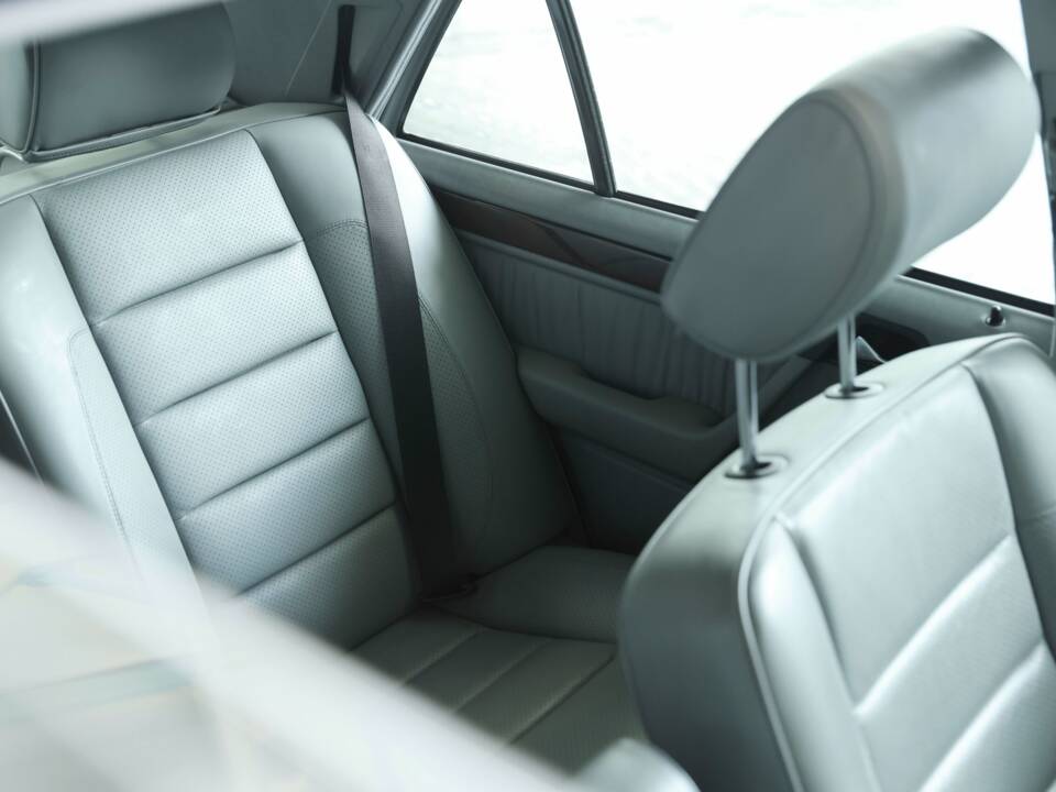 Bild 50/50 von Mercedes-Benz 500 E (1993)