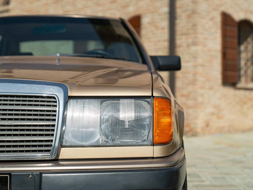 Image 15/46 de Mercedes-Benz 300 CE (1988)