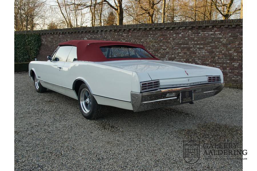 Image 2/50 of Oldsmobile Dynamic 88 (1966)