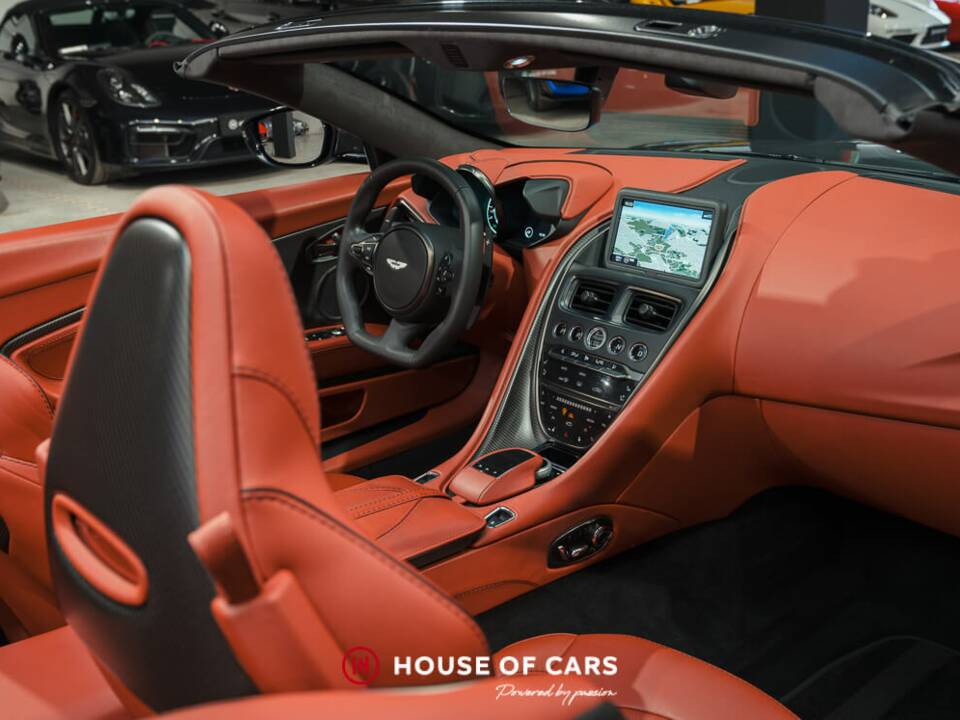 Image 20/25 of Aston Martin DBS Superleggera Volante (2020)