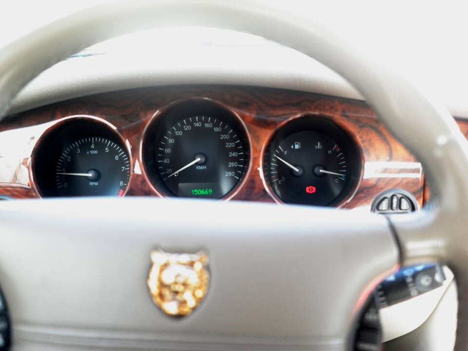 Image 4/8 of Jaguar XJ 8 Sovereign (1998)
