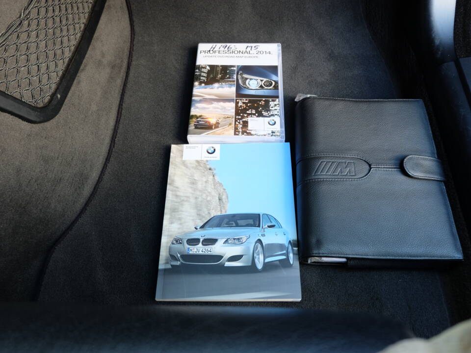 Image 51/51 of BMW M5 (2007)