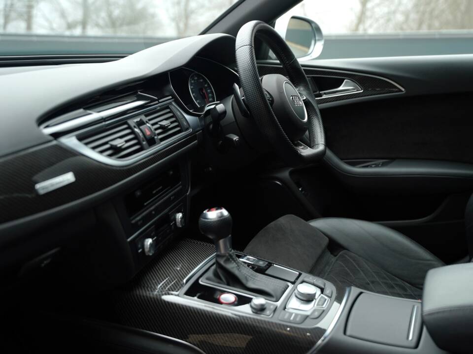 Immagine 21/50 di Audi RS6 Avant (2015)