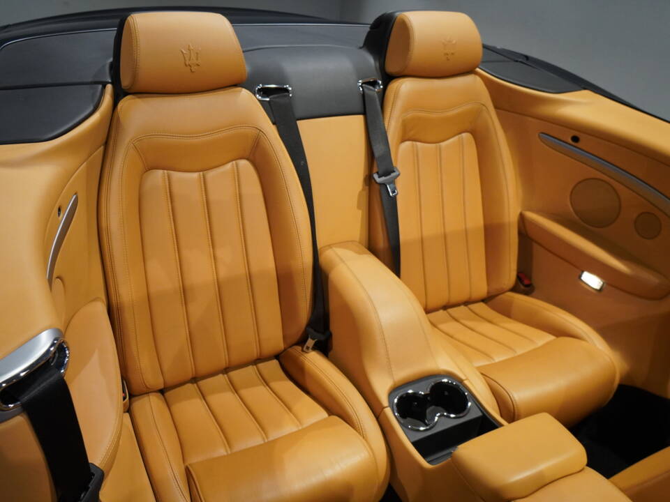 Image 14/26 of Maserati GranCabrio 4.7 (2010)