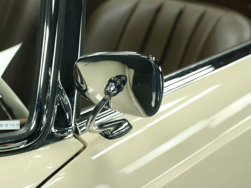 Image 46/50 of Mercedes-Benz 230 SL (1967)