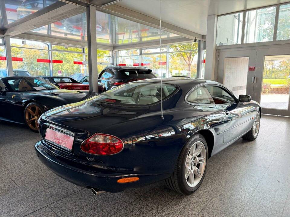 Image 28/35 of Jaguar XK8 4.0 (2002)