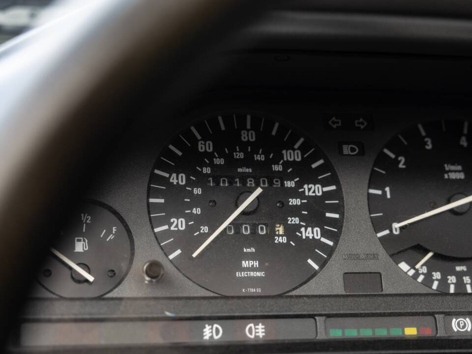 Afbeelding 10/48 van BMW 325i (1990)