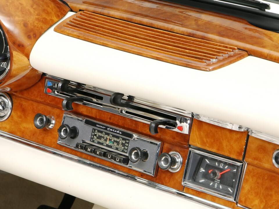 Image 22/27 of Mercedes-Benz 300 SE (1967)