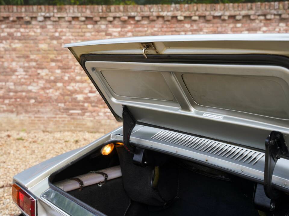 Afbeelding 30/50 van Aston Martin V8 (1974)