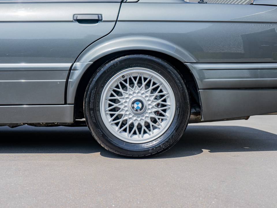 Immagine 6/34 di BMW 320is (1988)