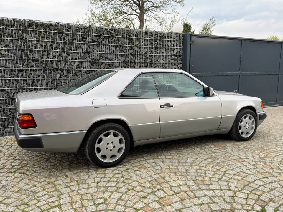 Imagen 60/100 de Mercedes-Benz 300 CE (1992)